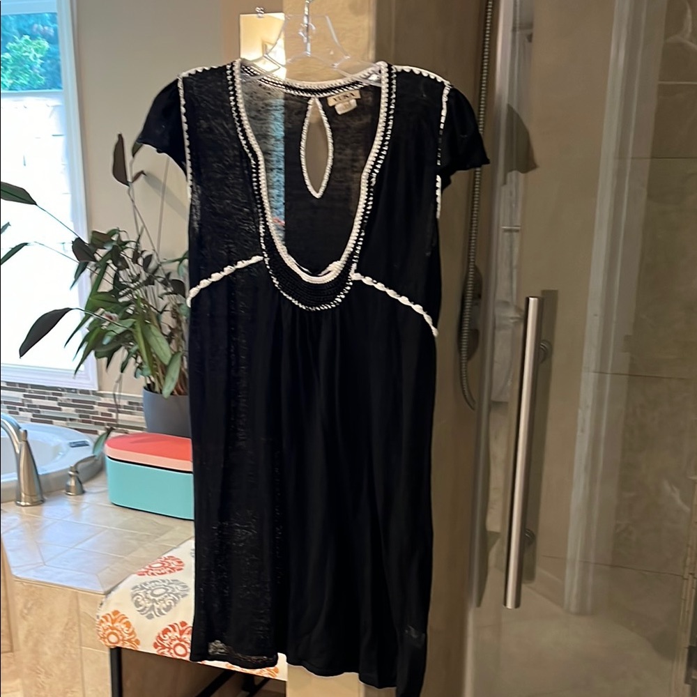 Darling Black knitted linen tunic with crochet White Trim. Imported Tuka sz xs